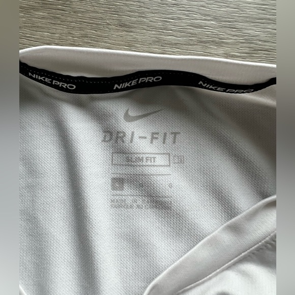 MEN: Dry Fit, Nike Pro, technical tee long sleeves - Picture 2 of 3